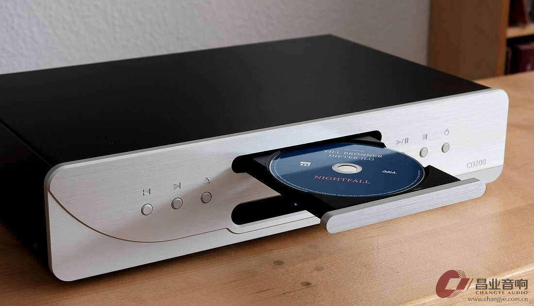 test-high-end-cd-player-atoll-cd-200-signature-display-cd-lade-offen.jpg