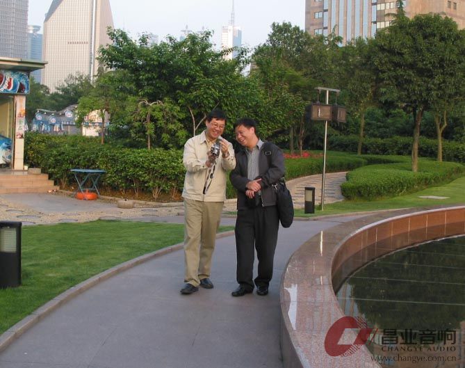 上海音响展时刘李二人图.JPG