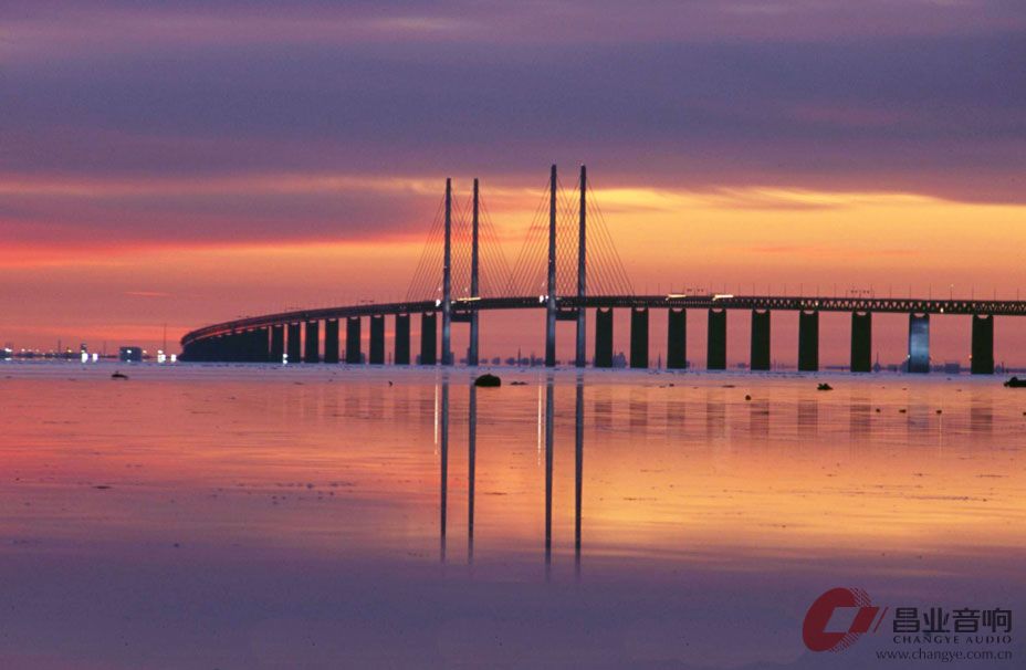 大桥连接丹麦到瑞典1.jpg