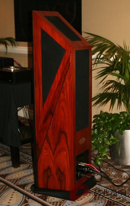Legacy_Aeris_Side_Rear_Vegas_2013_434_689.jpg