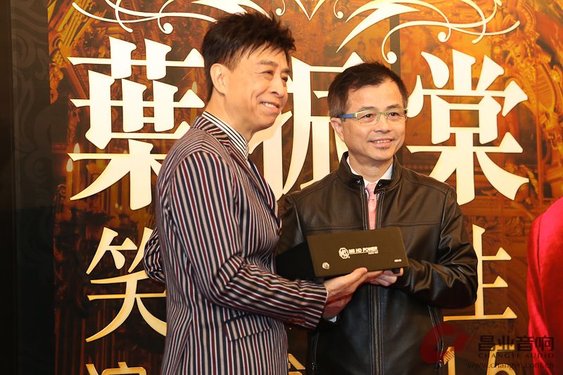 叶振棠先生（左）与万成电业负责人Simon邱先生（右）合照