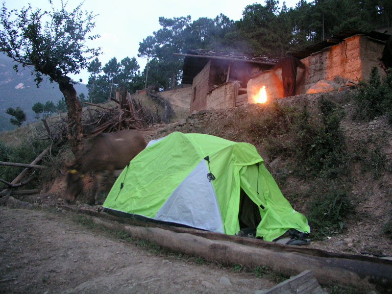在帐篷前面是一条引水道，这里的藏民在我们极度落魄的时候为我们提供的柴火、橘子，实在感激不尽。