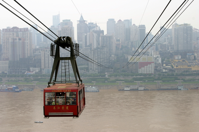 架在长江上面的索道，以前重庆的桥梁很少，这种索道充当了重要的角色，现在就成为旅游观光的工具，重庆共有 ...