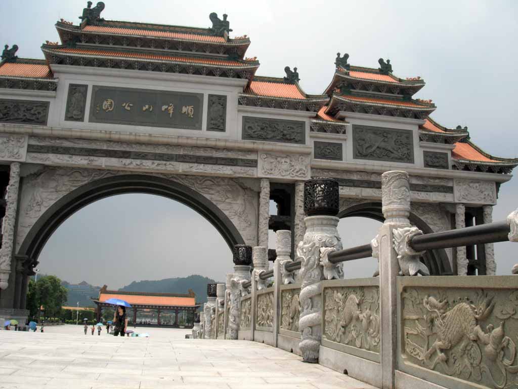顺峰山公园门口牌楼