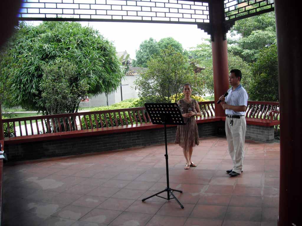 在园中唱粤曲的发烧友