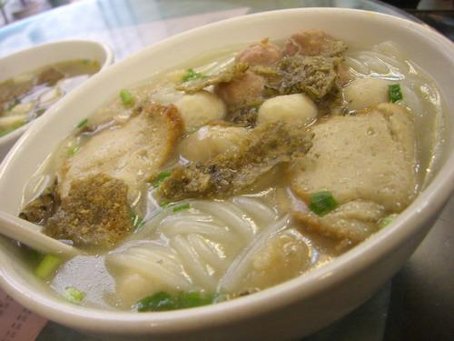 在明兴，最多人点的就是这碗：五彩鱼蛋粉。料多又好味，鱼蛋爽口又弹牙，鱼皮炸得香酥可口。
