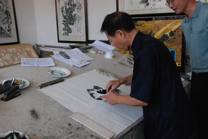 用纸巾蘸色画出岩石框架.jpg