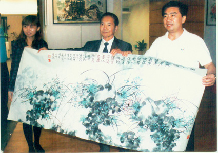 吴建堂与王荣在深圳捻条画展现场2.jpg