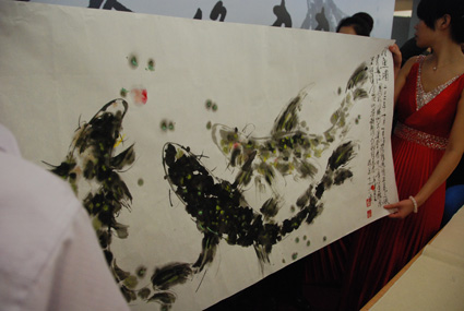 吴建堂在深圳捻条画展现场作画完成.jpg