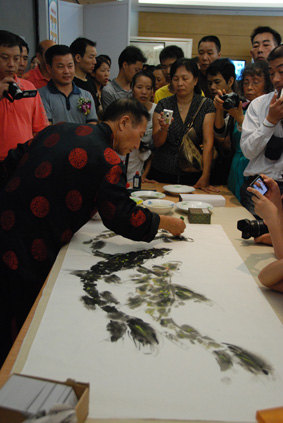 吴建堂在深圳捻条画展现场作画.jpg