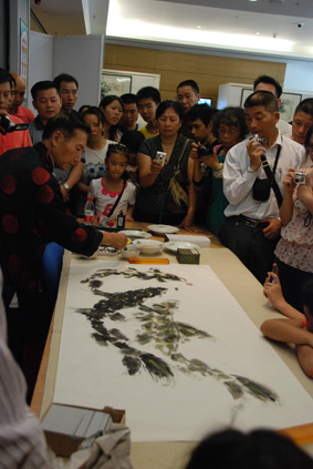 吴建堂在深圳捻条画展现场作画2.jpg