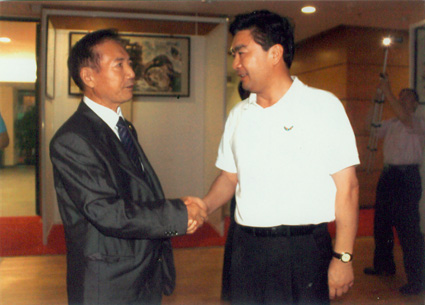 吴建堂与深圳市委书记王荣在深圳捻条画展现场.jpg