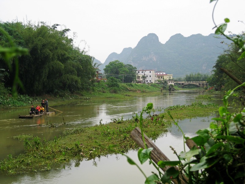 河上竹排  (1).JPG