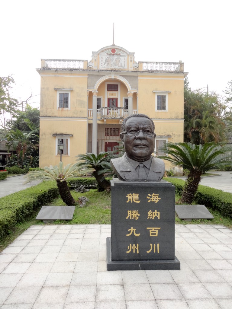开平沙岗龙潭村 长脸雕像 .JPG