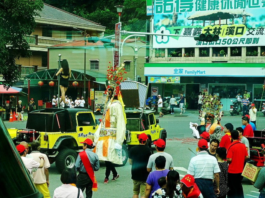 礼佛与钢管舞同场  (2)_conew2.JPG
